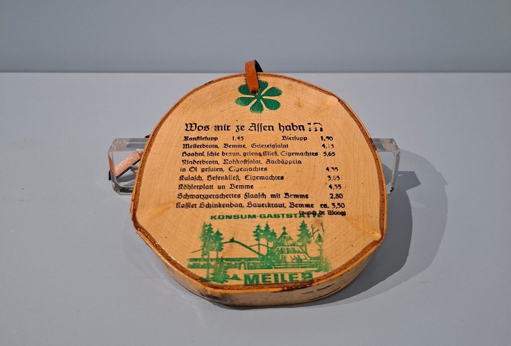 Das alltägliche Objekt: Eine Speisekarte der Konsumgaststätte „Meiler“